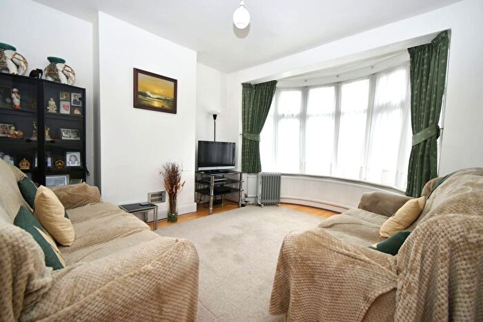 4 Bedroom Semi Detached House For Sale In Chestnut Grove, Wembley, HA0