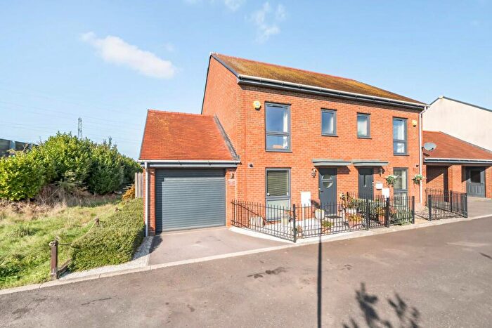 3 Bedroom Semi-Detached House For Sale In Ayrshire Road, Waterlooville, PO7
