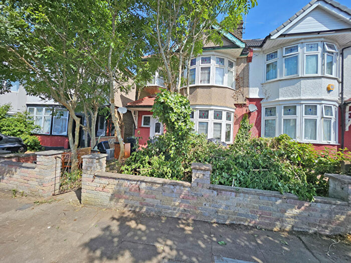 3 Bedroom End Of Terrace House For Sale In Studley Drive, Ilford, IG4