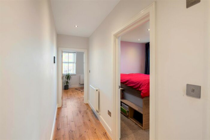 1 Bedroom Flat For Sale In Lumley Road, Horley, RH6