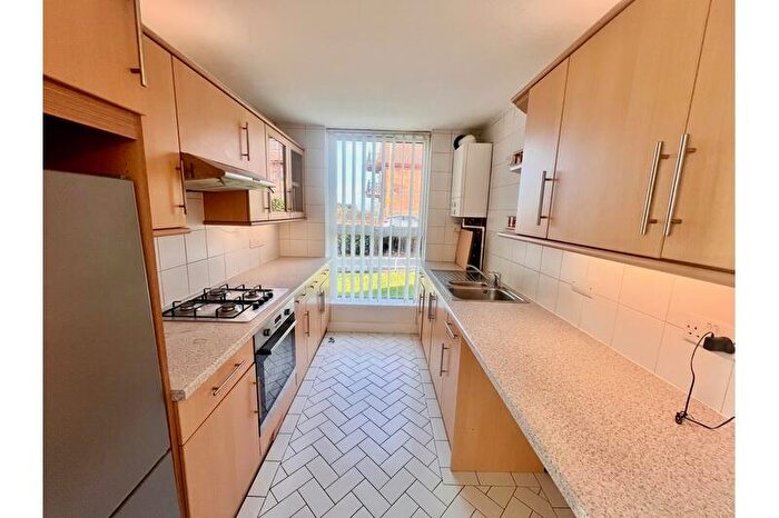 2 Bedroom Flat To Rent In Chalkwell Avenue, Chalkwell, Westcliff-on-Sea, SS0