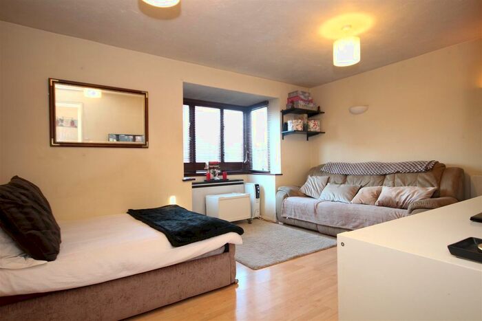 Studio To Rent In Cotton Avenue, North Acton, W3