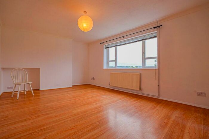 3 Bedroom Flat To Rent In Long Chaulden, Hemel Hempstead, HP1