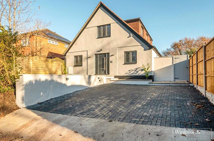 5 Bedroom Detached House For Sale In Sandy Lane, Chobham, Surrey, GU24