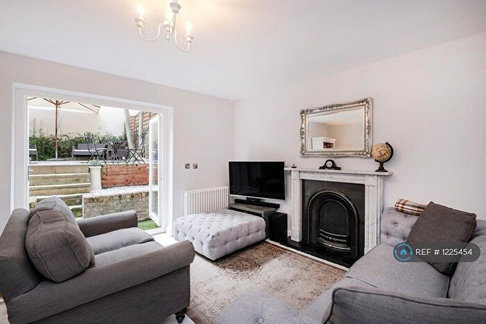 2 Bedroom Maisonette To Rent In Grosvenor Park, London, SE5