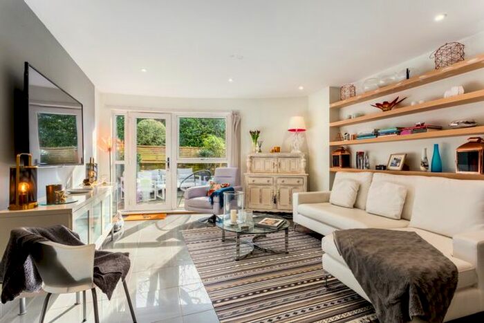 2 Bedroom Flat To Rent In Timpani Hill, Warlingham, CR6