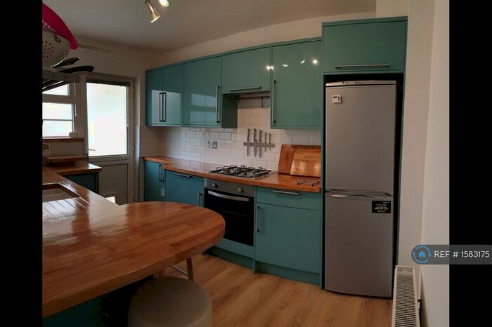 2 Bedroom Flat To Rent In Amblecote Road, London, SE12