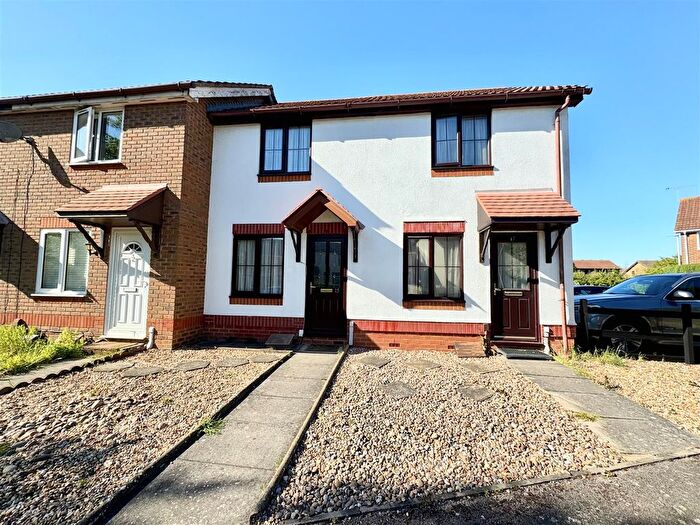 1 Bedroom Terraced House For Sale In Acer Avenue, Hayes, UB4