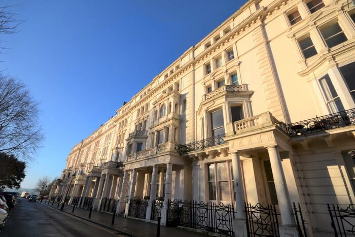 1 Bedroom Flat To Rent In Palmeira Square, Hove, East Sussex, BN3