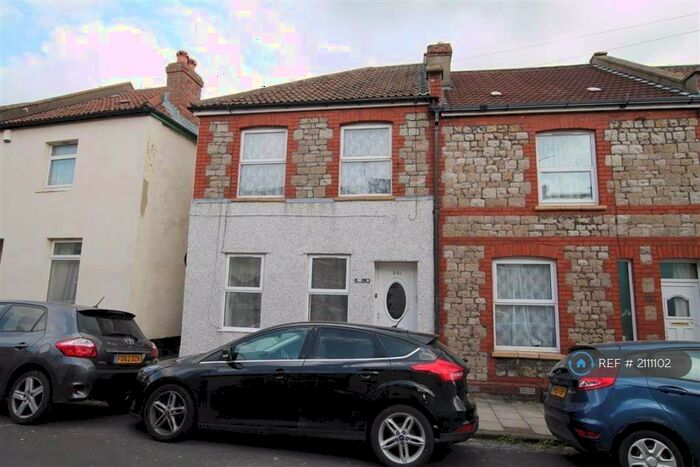 2 Bedroom Flat To Rent In Bradley Crescent, Bristol, BS11