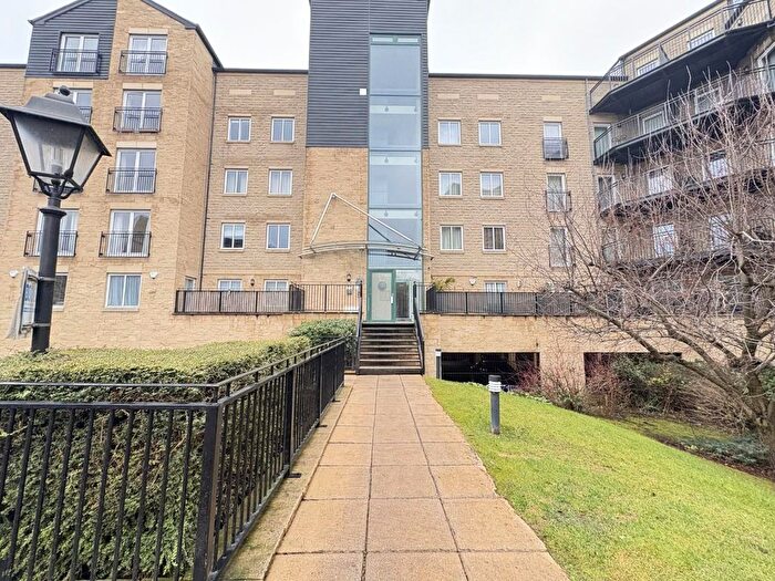 2 Bedroom Flat For Sale In Textile Street, Dewsbury, WF13