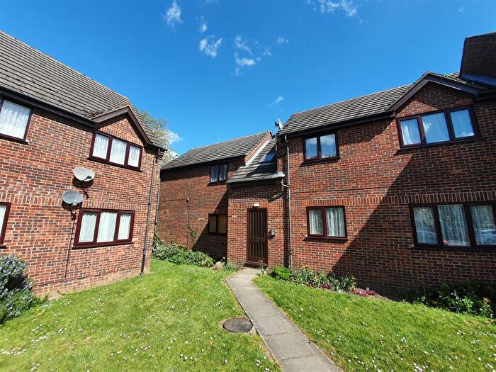 1 Bedroom Flat To Rent In Oliver Close, Rushden, Northants, NN10