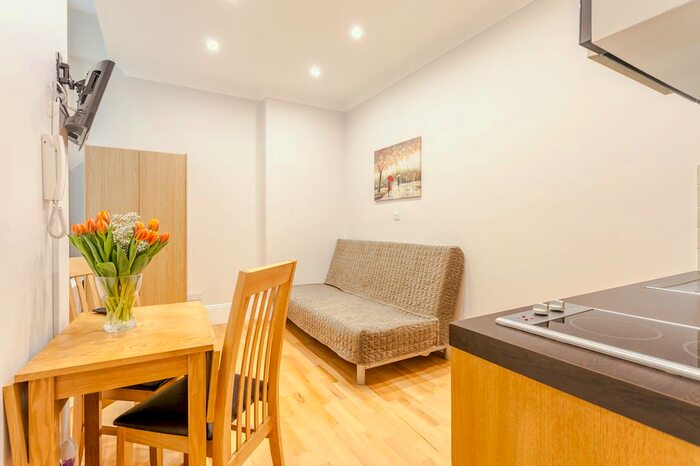 Studio To Rent In Courtfield Gardens, Earls Court, SW5