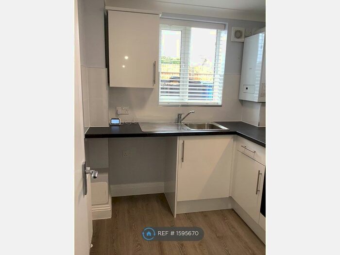 2 Bedroom Flat To Rent In St. Georges Court, Poole, BH12