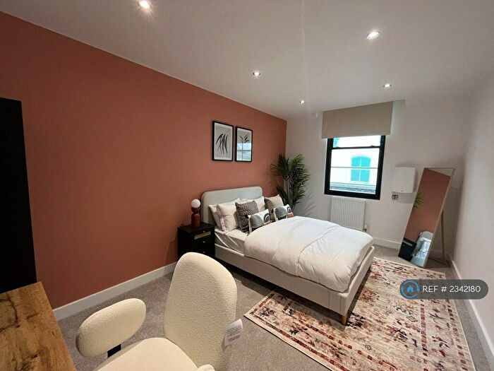 1 Bedroom Flat To Rent In New Briggate, Leeds, LS2