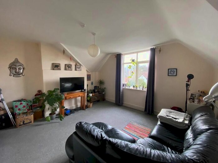 1 Bedroom Flat To Rent In Lacey Avenue, Old Coulsdon, Coulsdon CR5