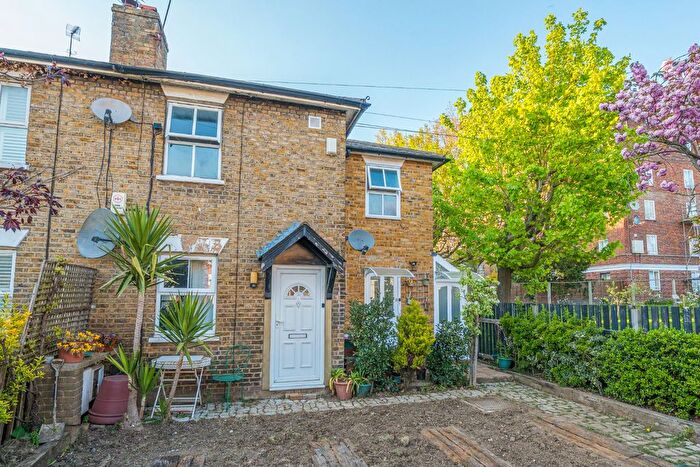 2 Bedroom Flat To Rent In Allfarthing Lane, London, SW18