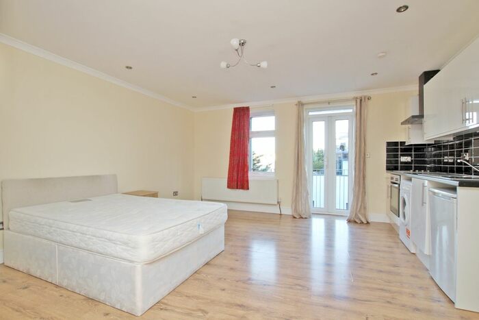 Studio To Rent In Barnett Street, Whitechapel, London, E1