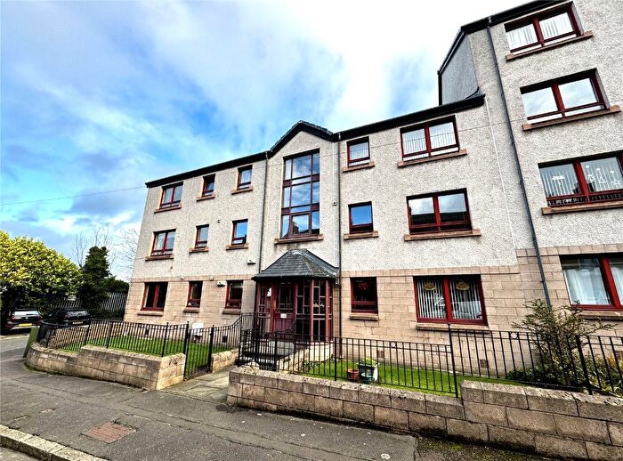 3 Bedroom Flat To Rent In Piersfield Grove, Piersfield, Edinburgh, EH8