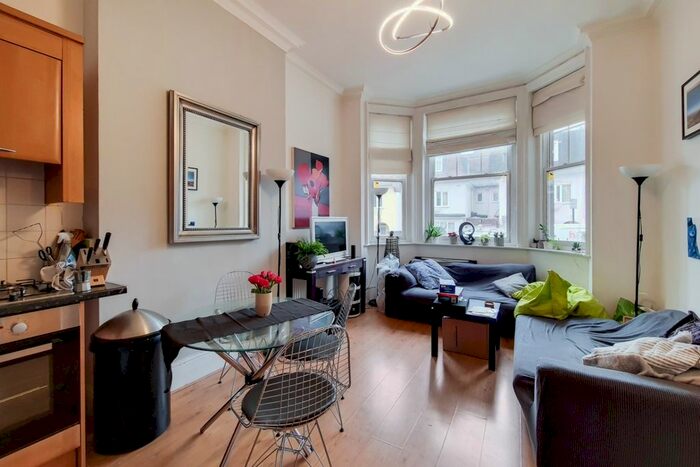 2 Bedroom Flat To Rent In Barons Court Road, London, Greater London, W14