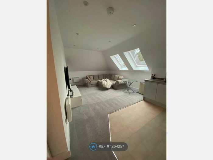 2 Bedroom Flat To Rent In Guildford Road, Bagshot GU19