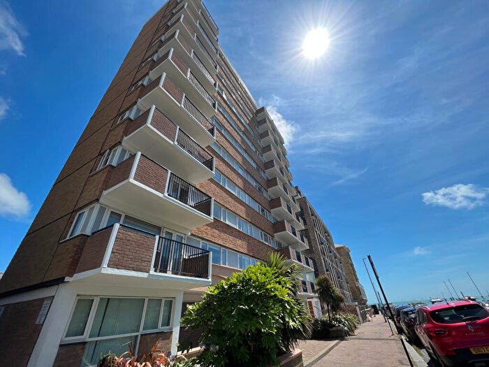 2 Bedroom Flat To Rent In Grand Avenue, Hove, BN3