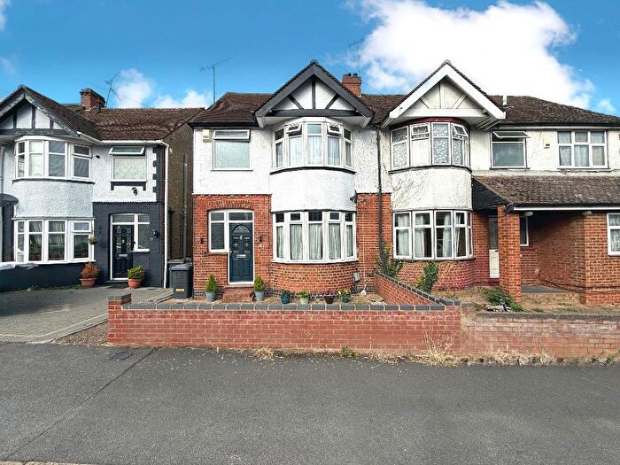 3 Bedroom Semi-Detached House For Sale In Grosvenor Road, Icknield, Luton, Bedfordshire, LU3