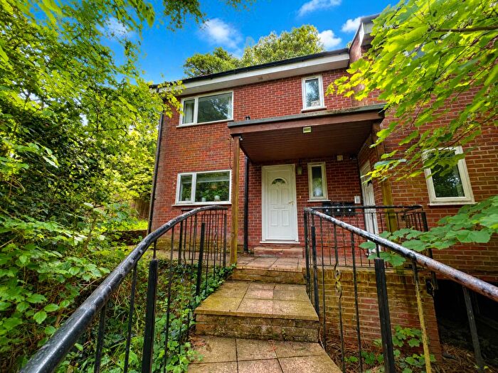 2 Bedroom Flat To Rent In Northwood Close Flat, SO16