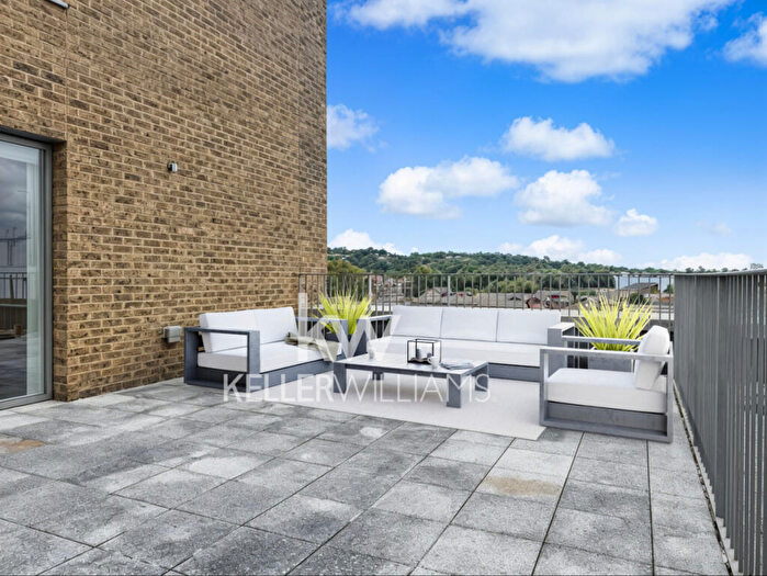 2 Bedroom Apartment To Rent In Lang Court, Smithfield Square, London, N8