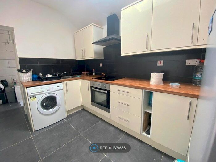 3 Bedroom Flat To Rent In Devonshire Road, Smethwick, B67