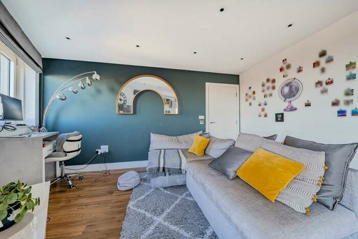 2 Bedroom Flat To Rent In Queensland Road, Islington, London, N7