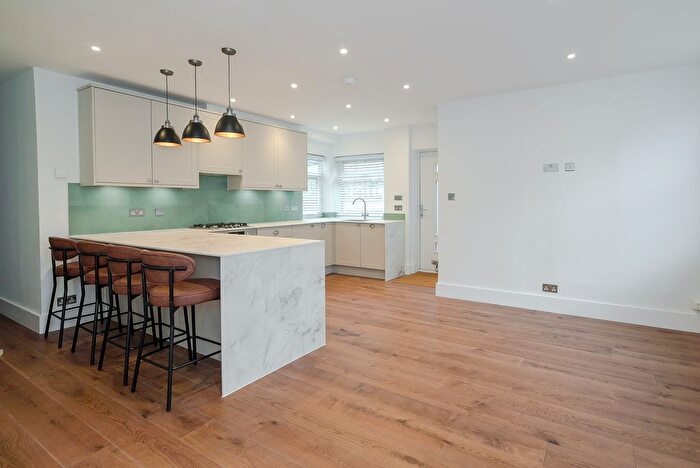 2 Bedroom Flat To Rent In Killarney Road, Earlsfield, SW18