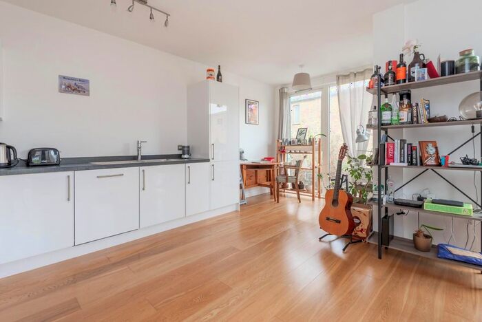 1 Bedroom Flat For Sale In Saw Mill Way, London, N16
