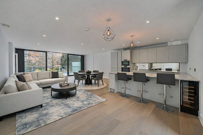 2 Bedroom Flat For Sale In Albemarle Road, Beckenham, Kent, BR3