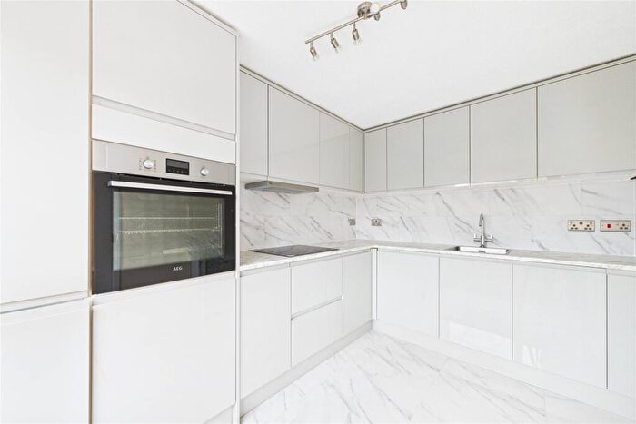 2 Bedroom Apartment To Rent In Craufurd Rise, Maidenhead, Berkshire, SL6