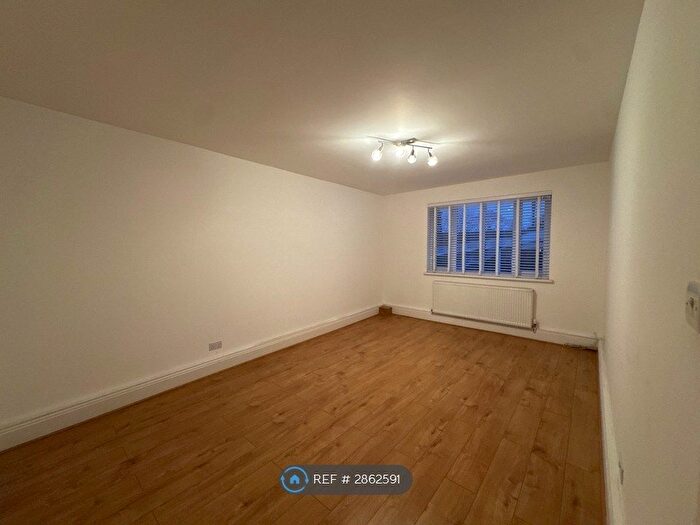 1 Bedroom Flat To Rent In Robin Hood Way, London, SW15