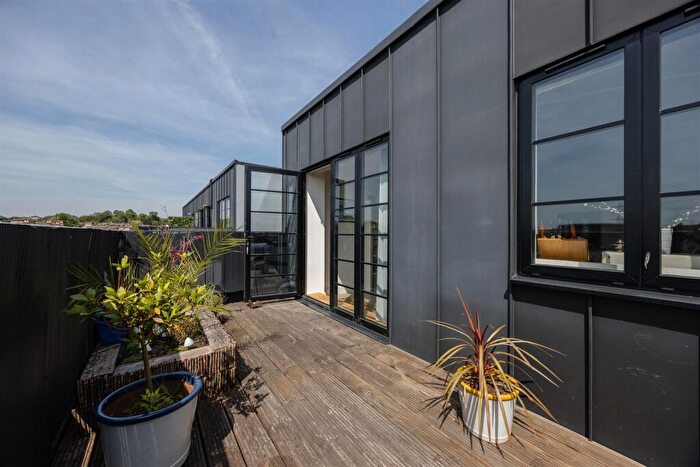 2 Bedroom Penthouse For Sale In Maybank Road, South Woodford, E18