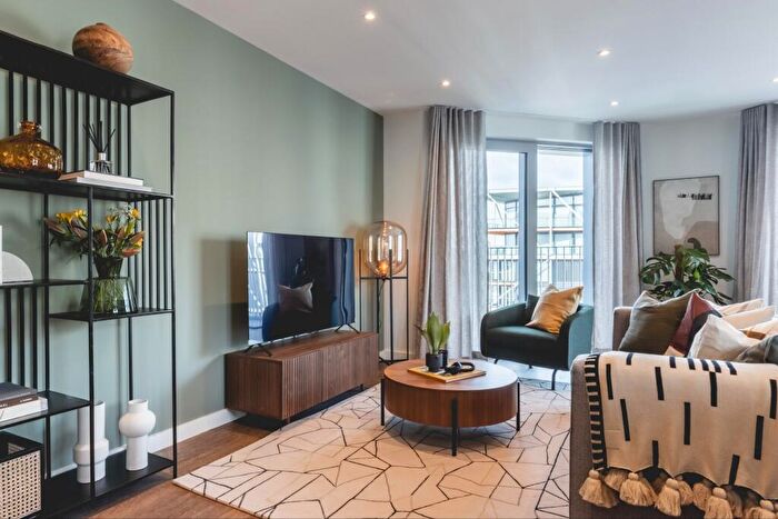 3 Bedroom Flat To Rent In Bloom East, Nine Elms Ln, Nine Elms, London, SW11