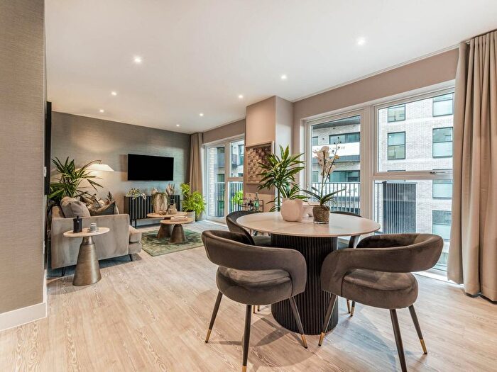 3 Bedroom Flat For Sale In Capital Interchange Way, Brentford, TW8