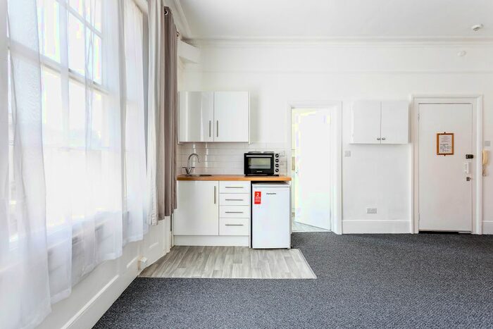 Studio To Rent In Pembridge Villas, London, W11