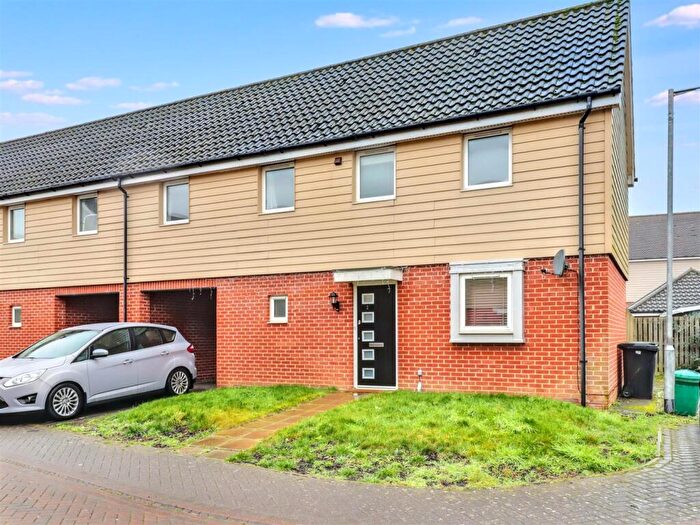 3 Bedroom Semi Detached House To Rent In Siskin Close, Costessey, NR8