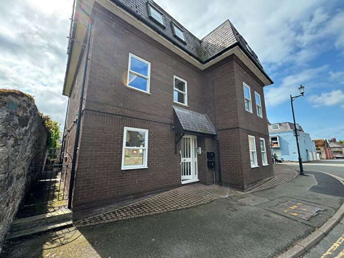 3 Bedroom Flat To Rent In Beaumaris, LL58