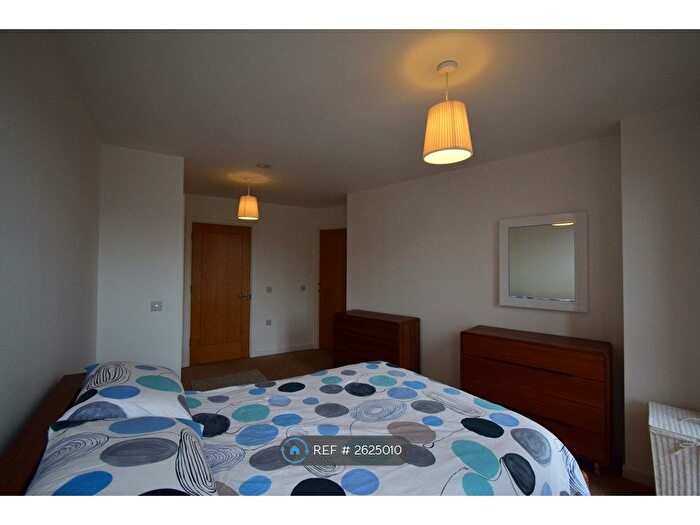 2 Bedroom Flat To Rent In Candle House, Leeds, LS1