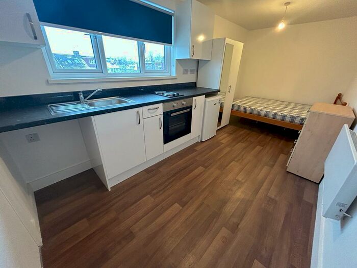 Studio To Rent In Woodville Gardens, London, NW11