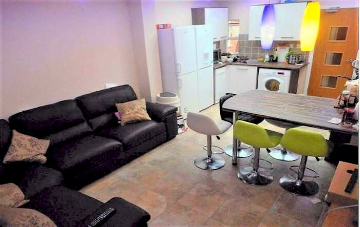 6 Bedroom Terraced House To Rent In Totnes Grove, Dartmouth Road, Selly Oak, Birmingham, B29