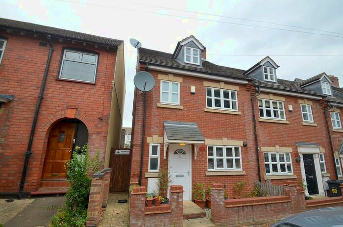 4 Bedroom End Of Terrace House To Rent In St. Peters Avenue, Kettering, Northamptonshire, NN16