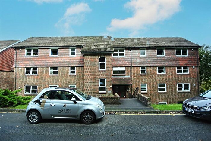 2 Bedroom Flat To Rent In Rookwood Court, Guildford, GU2