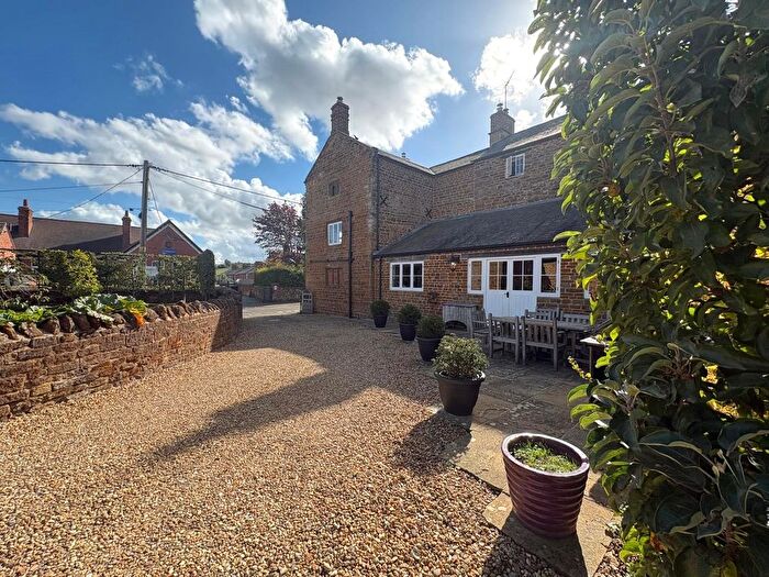 4 Bedroom End Of Terrace House For Sale In High Street, Woodford Halse, Northamptonshire, NN11
