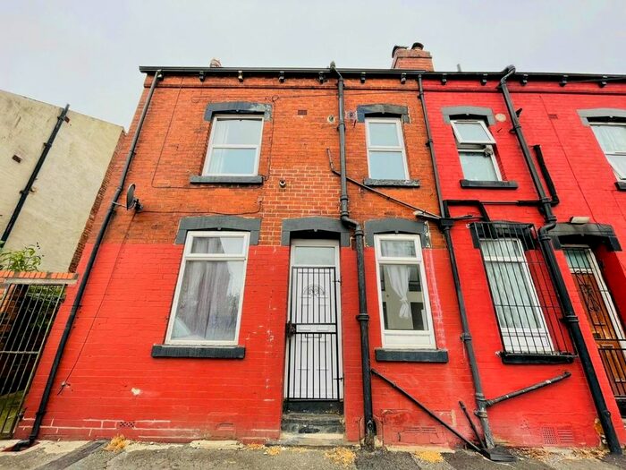 2 Bedroom Terraced House To Rent In Crosby Place, Leeds, LS11