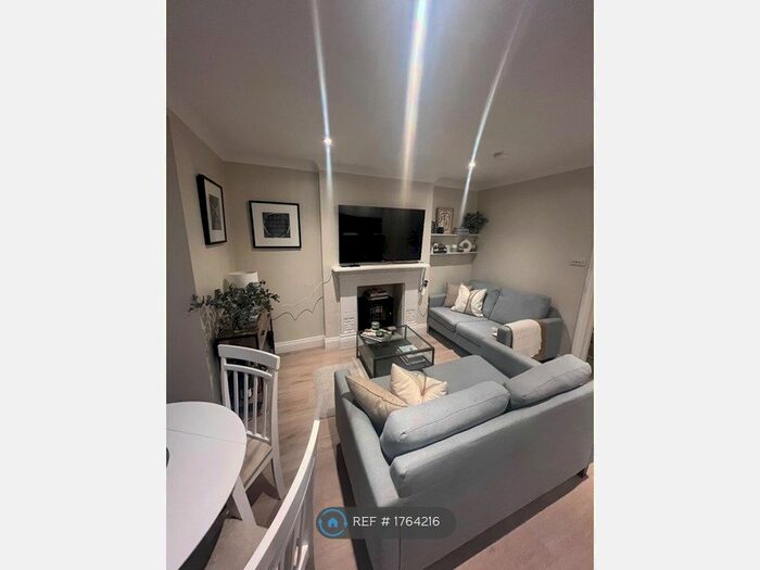 2 Bedroom Flat To Rent In Chesson Road, London, W14